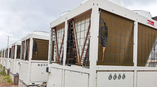 養(yǎng)鴨場老板：熱泵供暖溫度高，費(fèi)用比燒煤還??！